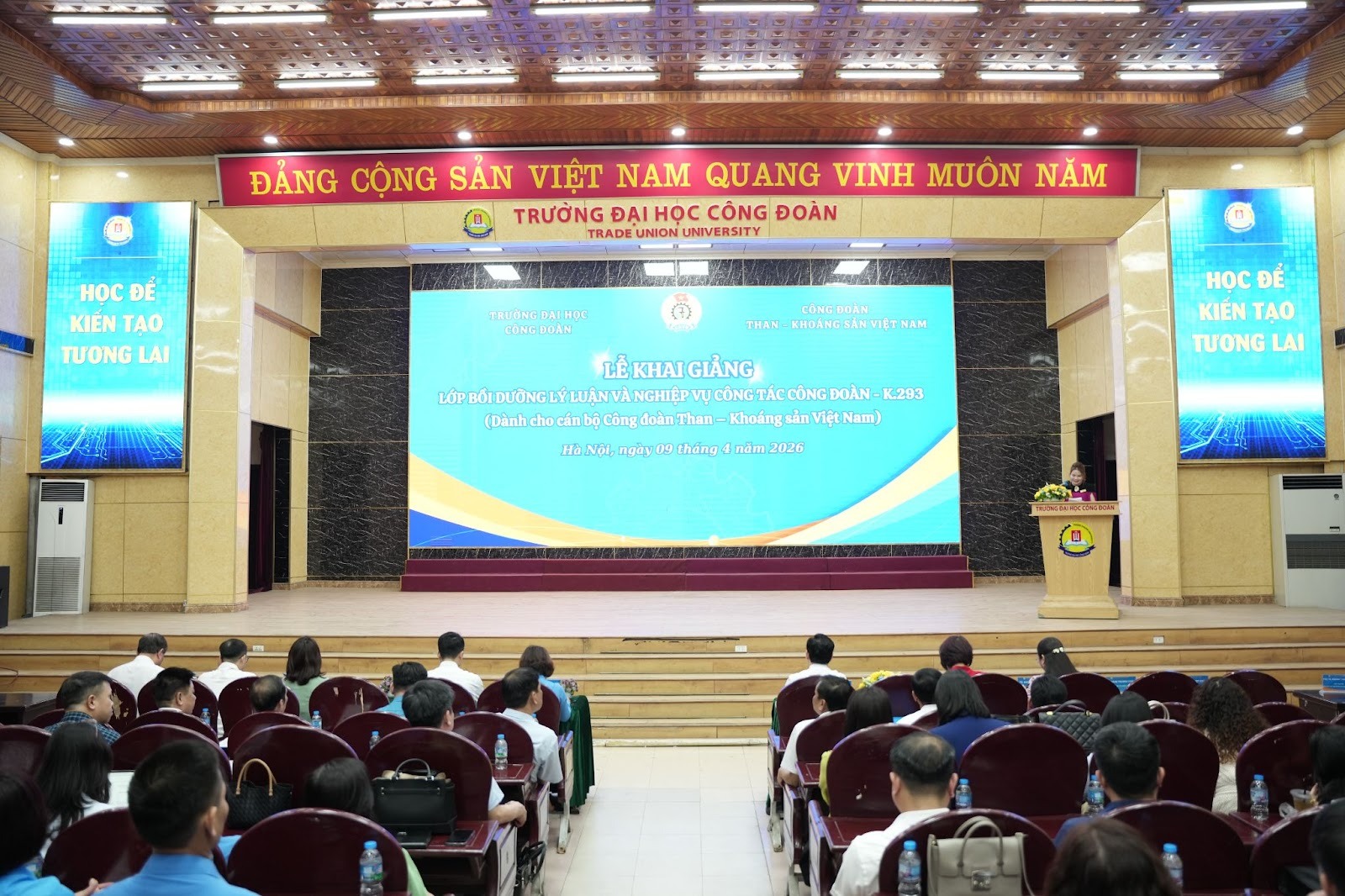 Lễ khai giảng lớp bồi dưỡng lý luận và nghiệp vụ công tác công đoàn - k.293