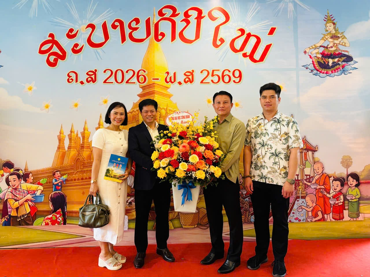 Lãnh đạo Trường Đại học Công đoàn tham dự đón tết cổ truyền Bun Pi-May Lào