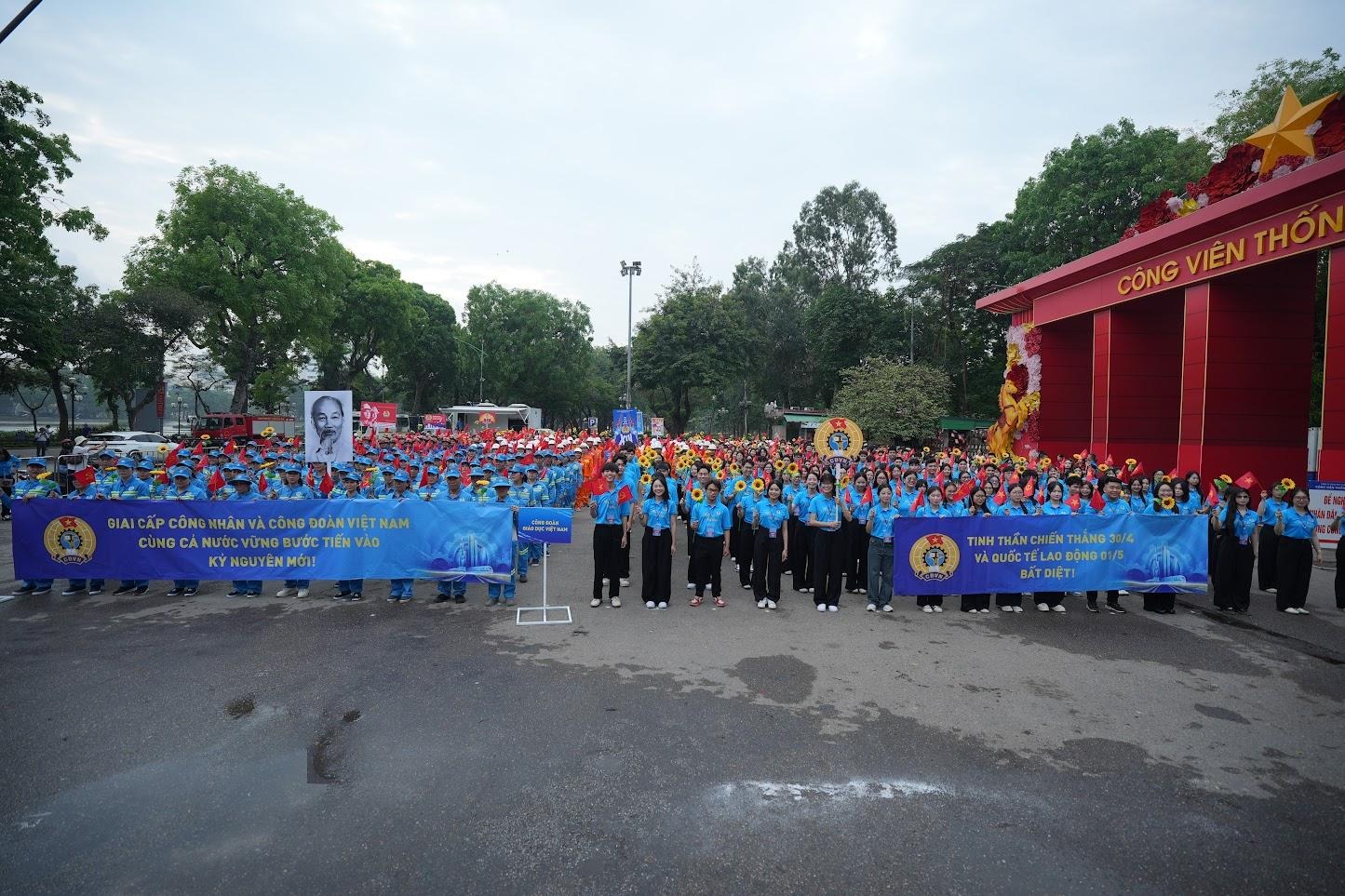 Trường Đại học Công đoàn tham gia khối diễu hành kỷ niệm 140 năm ngày quốc tế lao động