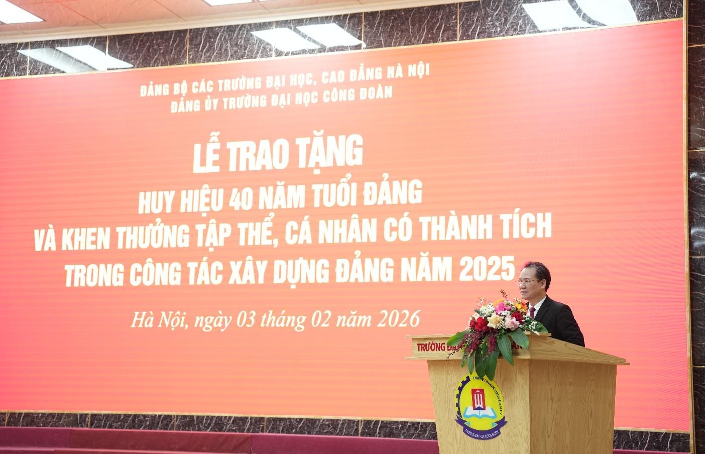 Đảng uỷ Trường Đại học Công đoàn tổ chức lễ trao huy hiệu 40 năm tuổi Đảng và Hội nghị tổng kết công tác Đảng năm 2025