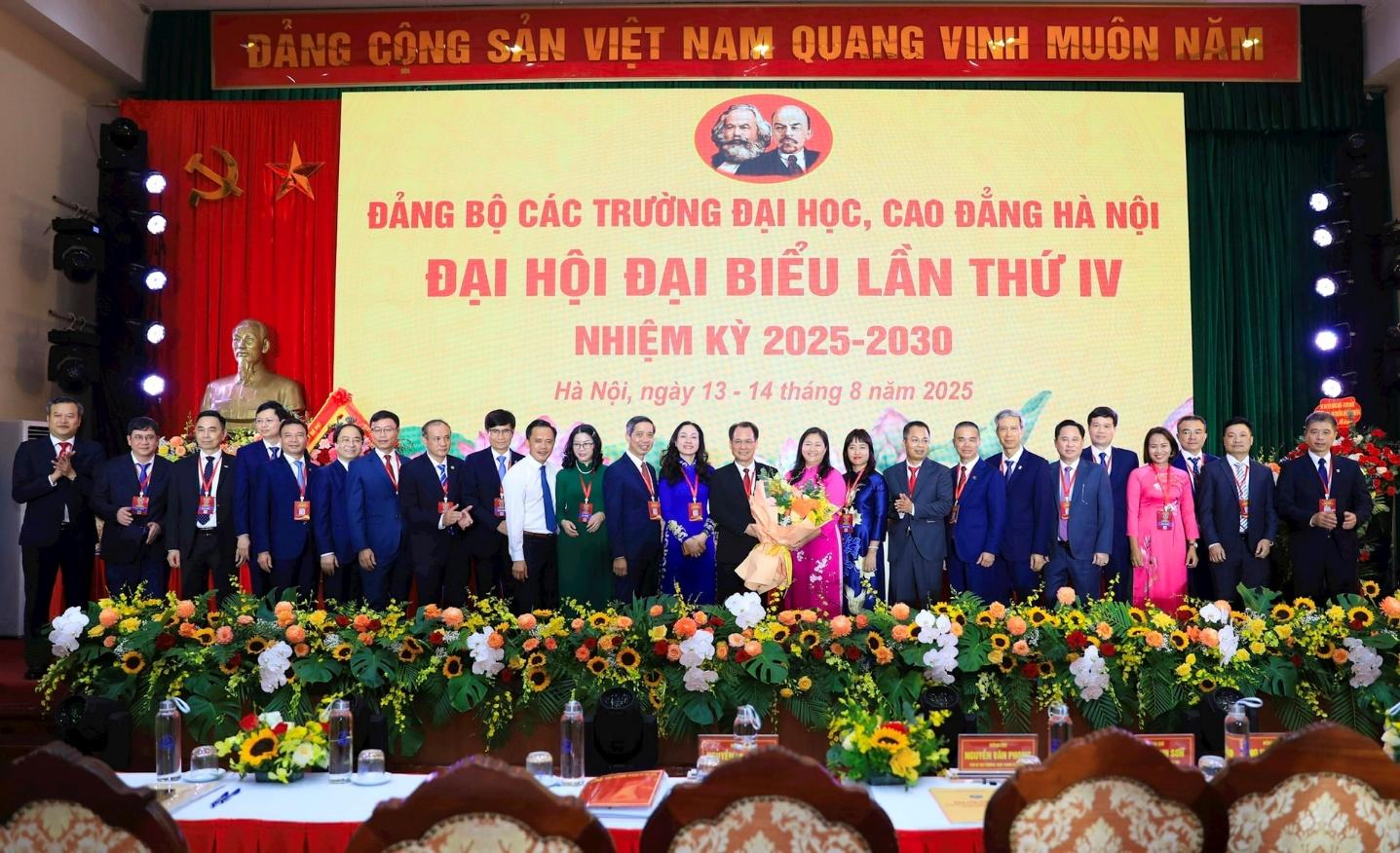 Nhiệt liệt chào mừng thành công Đại hội đại biểu Đảng bộ các Trường đại học, Cao đẳng Hà Nội lần thứ IV, nhiệm kỳ 2025 – 2030