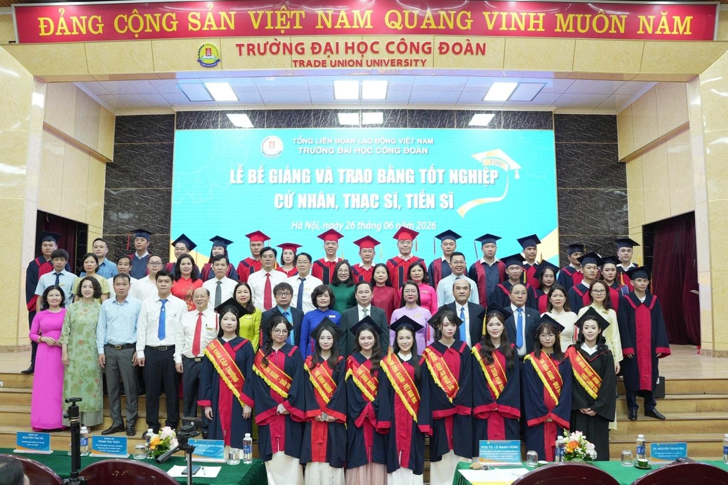MỘT HÀNH TRÌNH KHÉP LẠI ĐỂ MỞ RA NHỮNG KHỞI ĐẦU MỚI, TÂN CỬ NHÂN CHƯƠNG TRÌNH CHẤT LƯỢNG CAO NGÀNH QUẢN TRỊ KINH DOANH VỮNG BƯỚC VÀO TƯƠNG LAI
